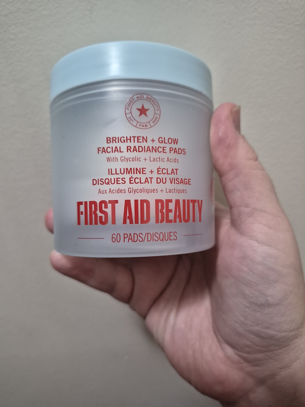 First Aid Beauty Facial Radiance Pads — Light Blue Lid, White Jar